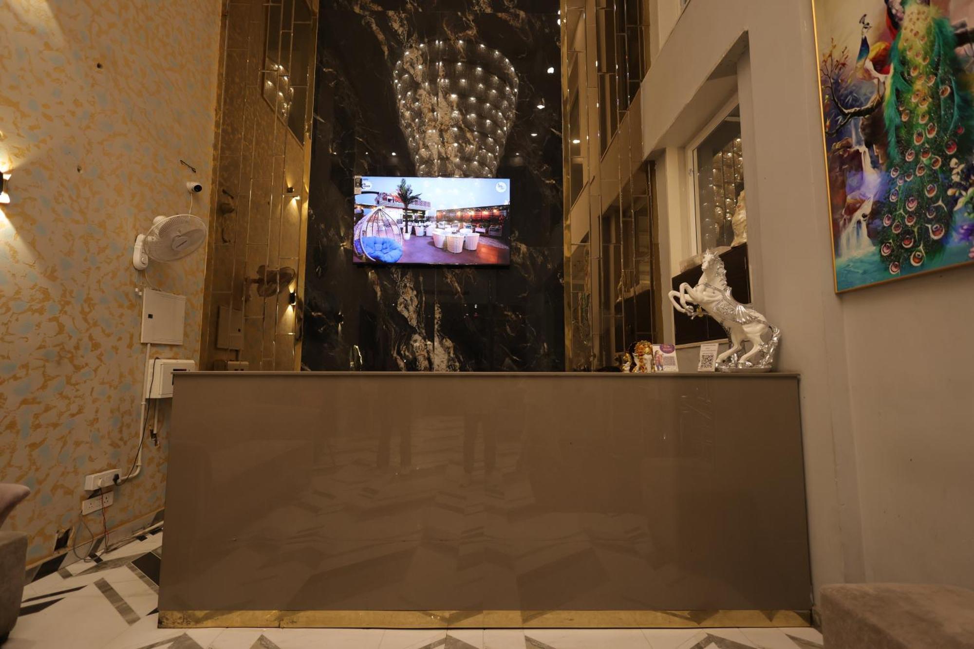 Crown Ceremonies Hotel Faridabad Eksteriør billede